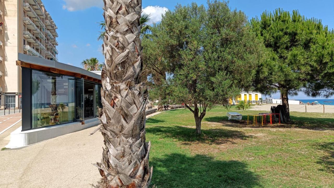 Maremare, Really On The Beach, With Private Parking Savona Exterior photo