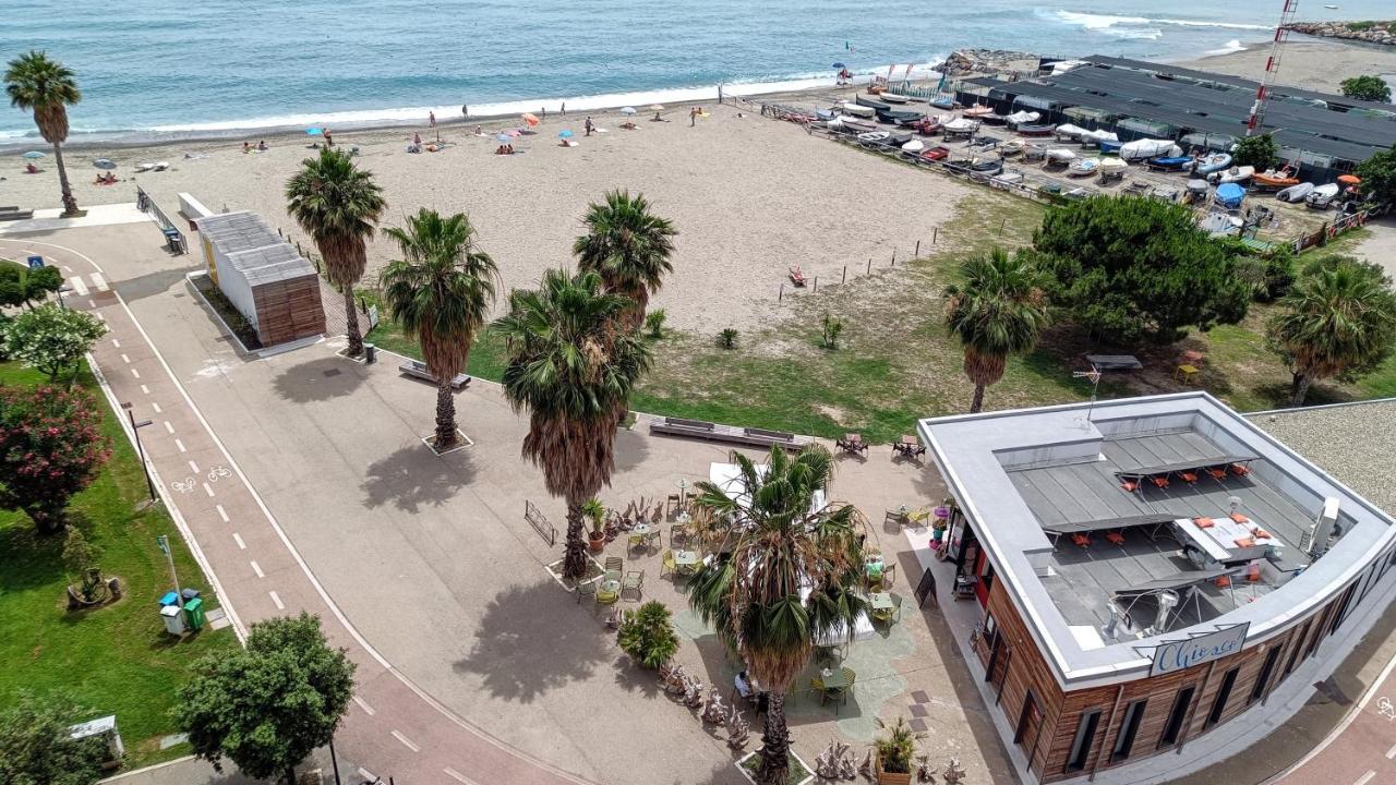 Maremare, Really On The Beach, With Private Parking Savona Exterior photo