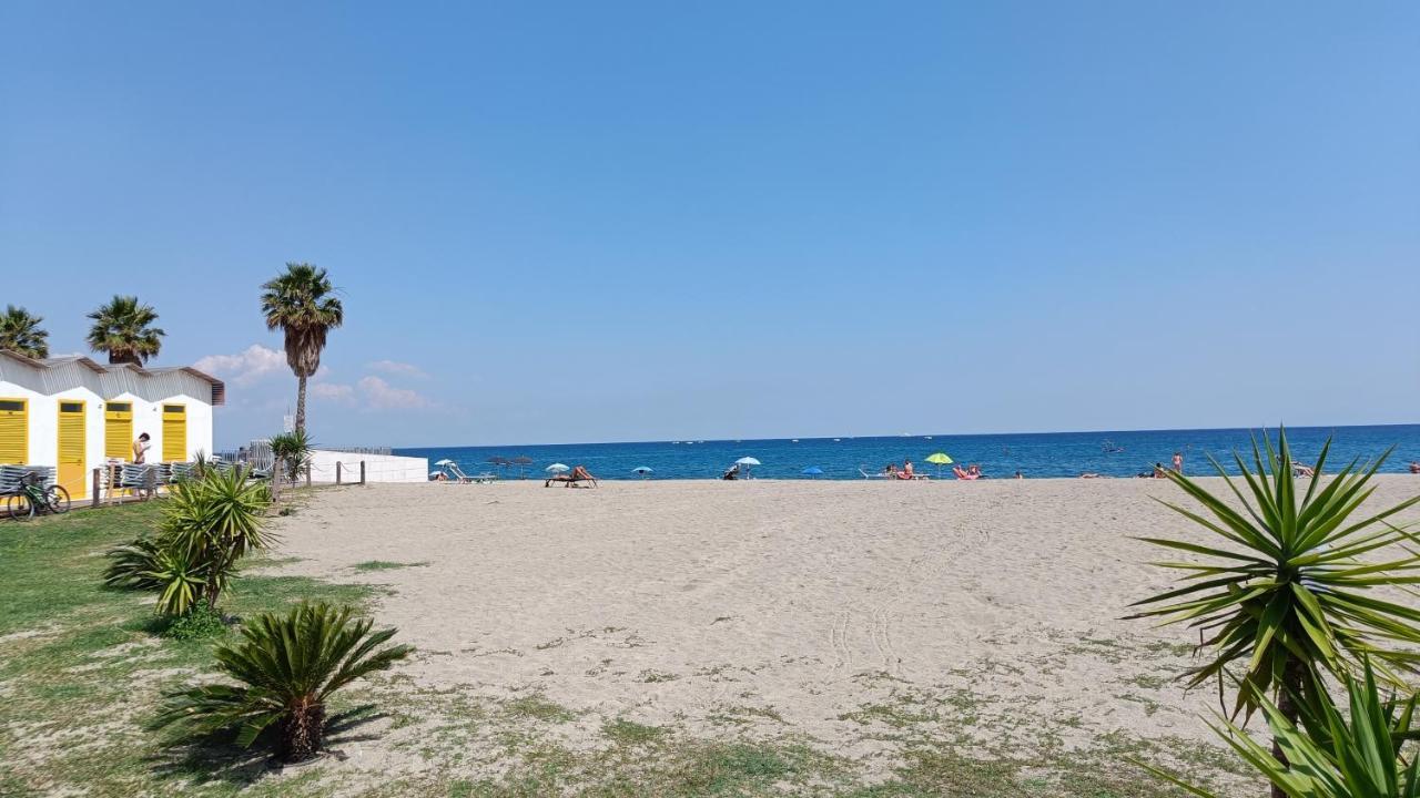 Maremare, Really On The Beach, With Private Parking Savona Exterior photo